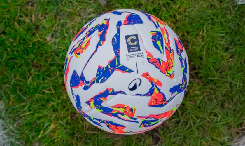 serie-c,-ecco-il-pallone-ufficiale-2026-27:-lo-firma-decathlon