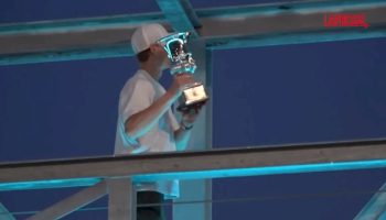 internazionali-d’italia,-sinner-mostra-il-trofeo-ai-tifosi-in-delirio