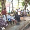 cuba,-barbieri-tagliano-i-capelli-in-piazza-ai-piu-bisognosi