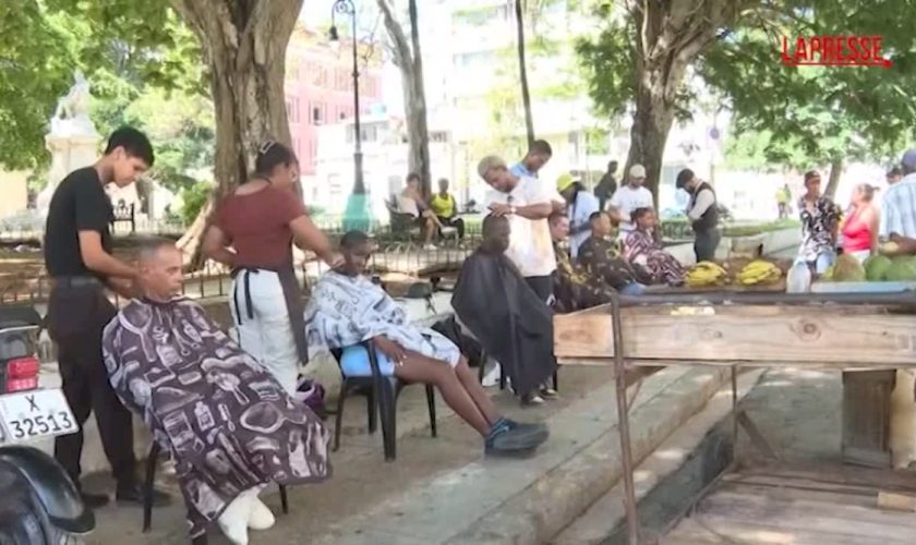 cuba,-barbieri-tagliano-i-capelli-in-piazza-ai-piu-bisognosi