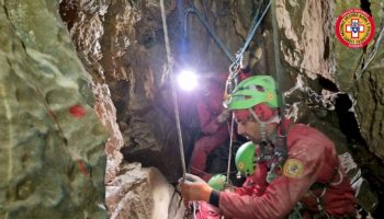 cuneo,-speleologo-incastrato-in-una-grotta-a-120-metri