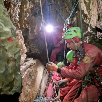 cuneo,-speleologo-incastrato-in-una-grotta-a-120-metri