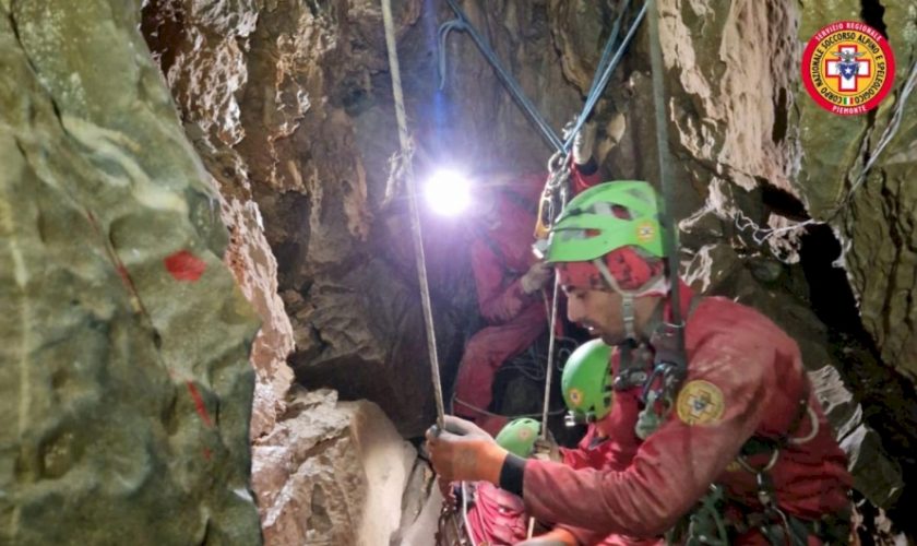 cuneo,-speleologo-incastrato-in-una-grotta-a-120-metri