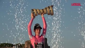 giro-d’italia-2026,-vingegaard-premiato-con-la-maglia-rosa-al-circo-massimo