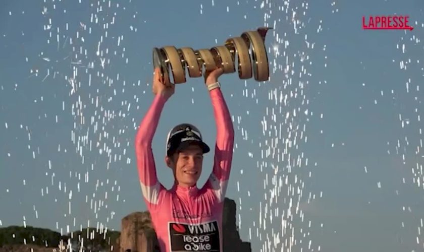 giro-d’italia-2026,-vingegaard-premiato-con-la-maglia-rosa-al-circo-massimo