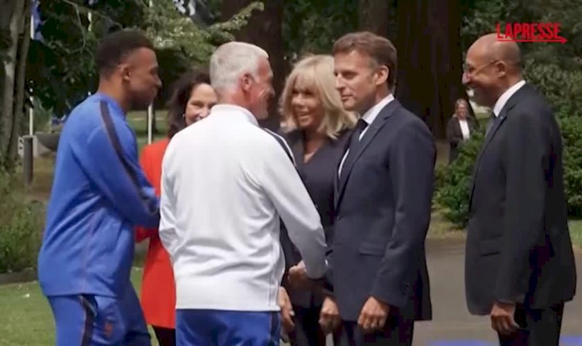 macron-in-visita-alla-nazionale-francese-prima-della-partenza-per-il-mondiale