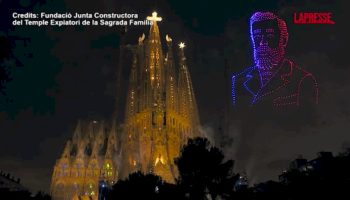 sagrada-familia,-i-droni-formano-il-volto-di-gaudi-nel-cielo-di-barcellona