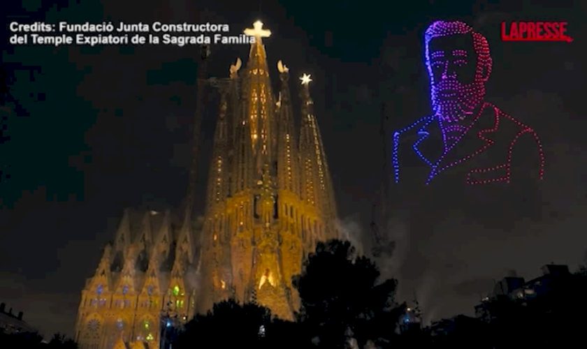 sagrada-familia,-i-droni-formano-il-volto-di-gaudi-nel-cielo-di-barcellona