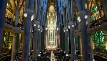 papa-leone-xiv-alla-sagrada-familia:-“non-possiamo-credere-in-gesu-e-fare-la-guerra”