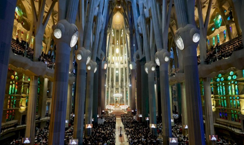 papa-leone-xiv-alla-sagrada-familia:-“non-possiamo-credere-in-gesu-e-fare-la-guerra”