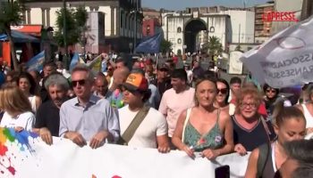 napoli-pride,-in-migliaia-sfilano-per-le-vie-del-centro