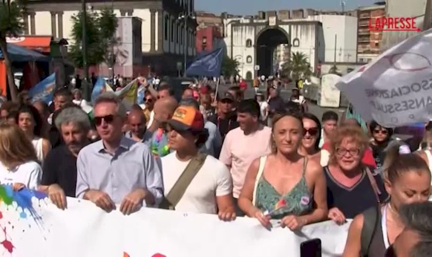 napoli-pride,-in-migliaia-sfilano-per-le-vie-del-centro