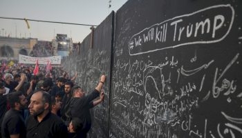 iran,-invocazioni-contro-trump-ai-funerali-di-khamenei:-tensione-con-gli-usa