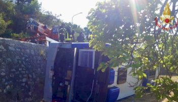 un-autobus-finisce-fuori-strada-a-formia,-un-morto-e-due-feriti