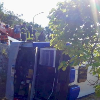 un-autobus-finisce-fuori-strada-a-formia,-un-morto-e-due-feriti