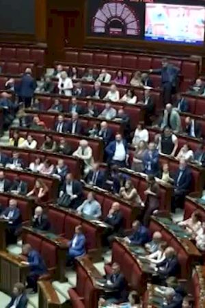 legge-elettorale,-in-aula-cartelli-dell’opposizione-contro-il-governo:-“meloni-ha-fallito”