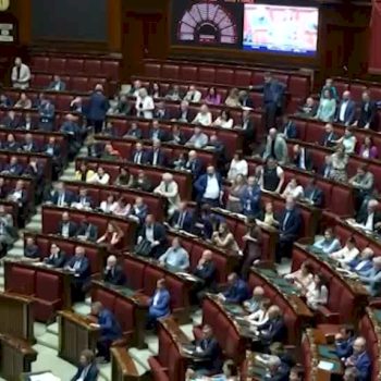 legge-elettorale,-in-aula-cartelli-dell’opposizione-contro-il-governo:-“meloni-ha-fallito”
