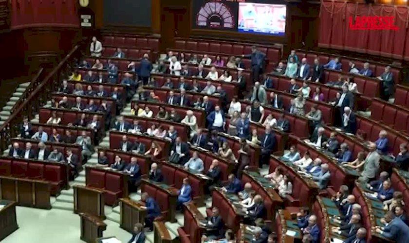 legge-elettorale,-in-aula-cartelli-dell’opposizione-contro-il-governo:-“meloni-ha-fallito”