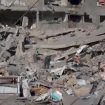 gaza,-edificio-distrutto-a-deir-al-balah-dopo-l’ordine-di-evacuazione