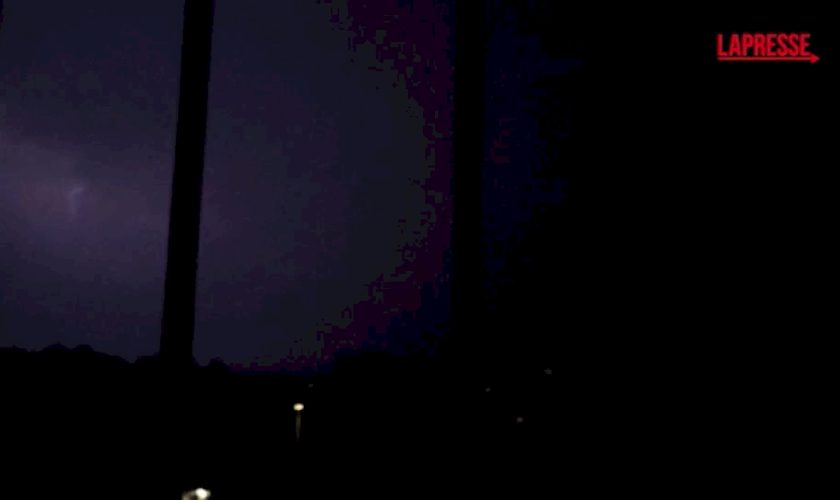 croazia,-tempesta-colpisce-spalato:-fulmini-illuminano-la-notte