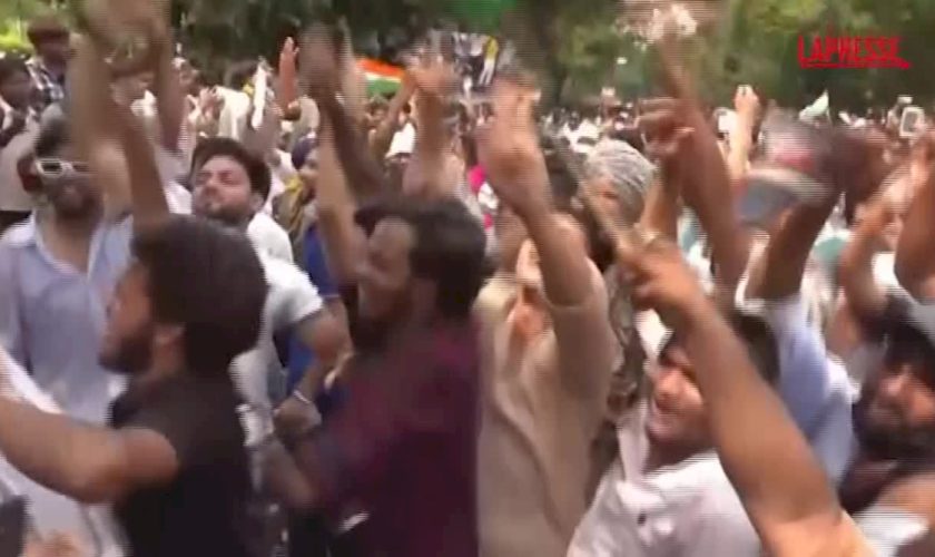 india,-il-ministro-dell’istruzione-si-dimette:-la-gioia-dei-ragazzi-del-movimento-“cockroach”