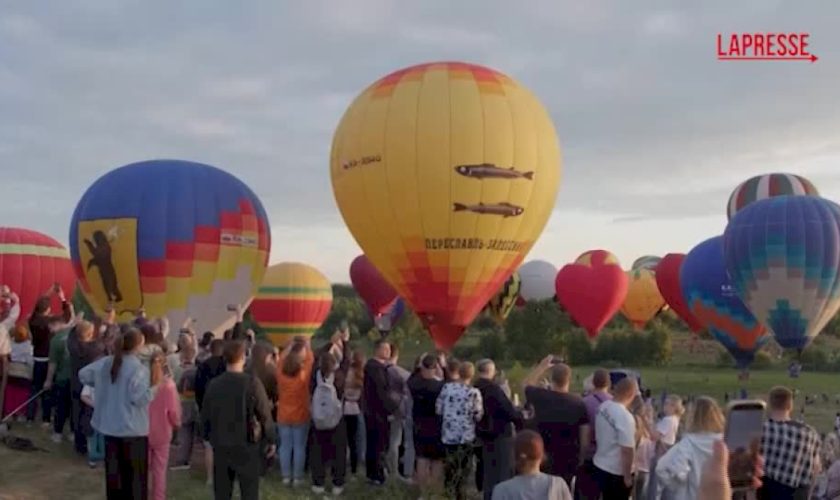 russia,-50-mongolfiere-nel-cielo-di-pereslavl-zalessky-per-il-“russian-golden-ring”