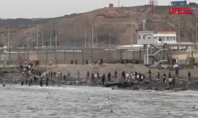 ceuta,-i-migranti-continuano-ad-arrivare-a-nuoto