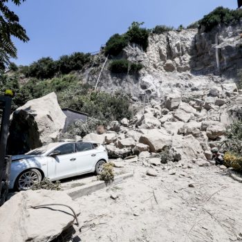 terremoto-a-napoli,-crolli-e-danni-dopo-la-scossa.-le-foto-dei-campi-flegrei