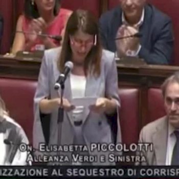 caso-delmastro,-deputati-avs-bendati-in-aula:-“non-chiudere-gli-occhi-agli-italiani”