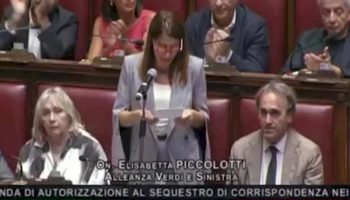 caso-delmastro,-deputati-avs-bendati-in-aula:-“non-chiudere-gli-occhi-agli-italiani”