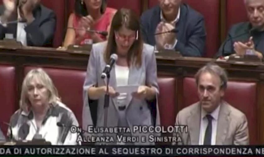 caso-delmastro,-deputati-avs-bendati-in-aula:-“non-chiudere-gli-occhi-agli-italiani”