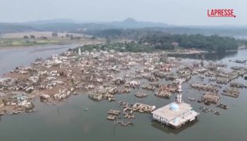 indonesia,-la-siccita-fa-riemergere-un-villaggio-sommerso-da-un-bacino-idrico
