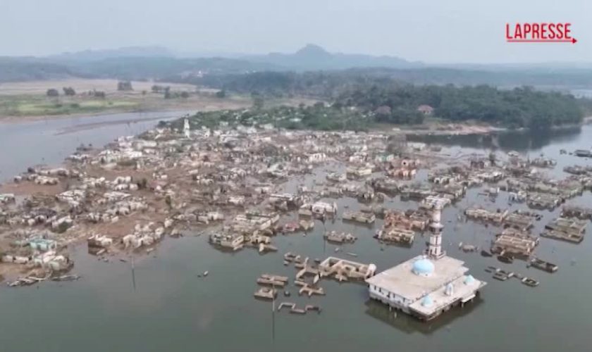 indonesia,-la-siccita-fa-riemergere-un-villaggio-sommerso-da-un-bacino-idrico