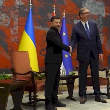 zelensky-incontra-vucic-a-belgrado:-la-stretta-di-mano