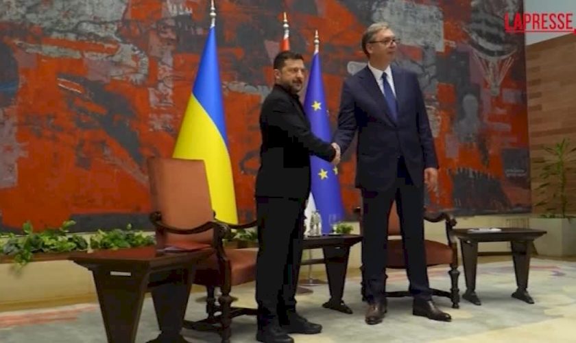 zelensky-incontra-vucic-a-belgrado:-la-stretta-di-mano