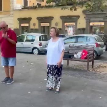 testaccio,-dopo-‘beat-it’-ecco-elvis-presley:-il-bis-danzante-dei-due-anziani-in-piazza
