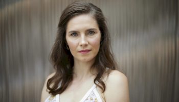 amanda-knox,-debutta-lo-spettacolo-sul-caso-meredith.-le-prime-recensioni:-“non-fa-ridere”