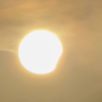 eclissi-solare,-a-milano-occhi-al-cielo:-inizia-l’oscuramento