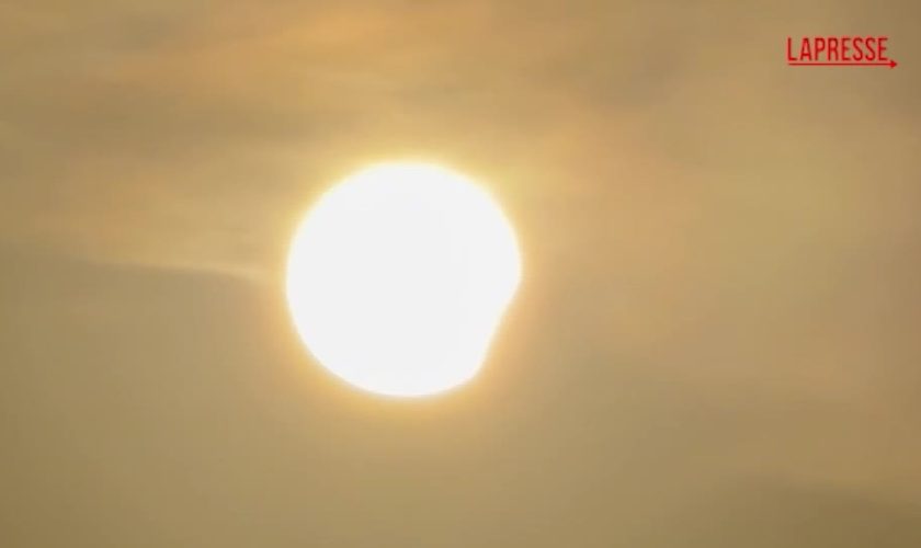 eclissi-solare,-a-milano-occhi-al-cielo:-inizia-l’oscuramento