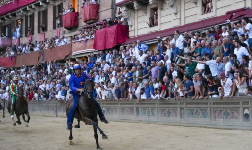 palio-di-siena,-dopo-28-anni-torna-al-successo-la-contrada-del-nicchio.-13°-trionfo-di-tittia