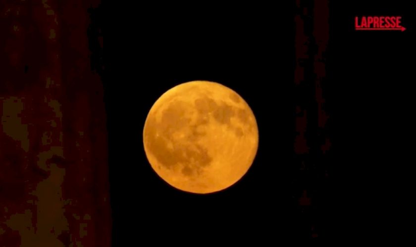 grecia,-la-luna-piena-sorge-dietro-il-tempio-di-apollo-a-corinto:-le-suggestive-immagini