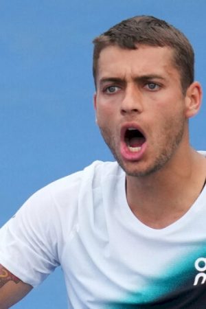 us-open-2026,-darderi-e-cobolli-volano-al-terzo-turno:-fuori-bellucci-e-musetti