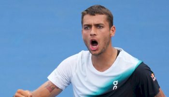 us-open-2026,-darderi-e-cobolli-volano-al-terzo-turno:-fuori-bellucci-e-musetti