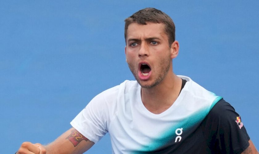 us-open-2026,-darderi-e-cobolli-volano-al-terzo-turno:-fuori-bellucci-e-musetti