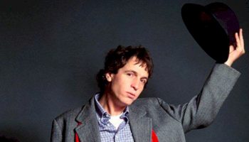 “rino-gaetano-–-sempre-piu-blu”,-un-viaggio-nella-vita-del-grande-cantante