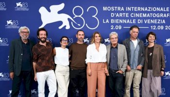 a-venezia-83-toni-servillo-nonno-alle-prese-con-lo-“scherzetto”-di-mario-martone