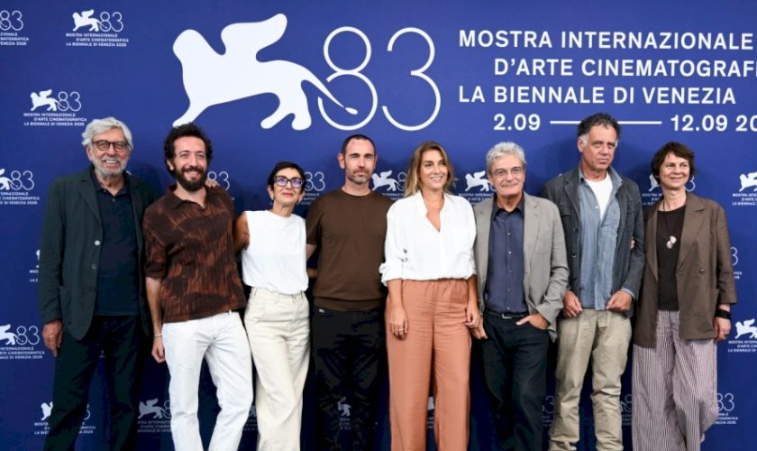 a-venezia-83-toni-servillo-nonno-alle-prese-con-lo-“scherzetto”-di-mario-martone
