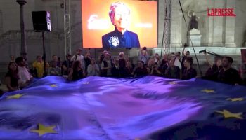emma-bonino,-una-bandiera-dell’ue-sventola-alla-veglia-civile