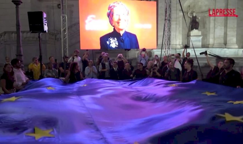 emma-bonino,-una-bandiera-dell’ue-sventola-alla-veglia-civile