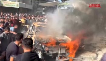 gaza,-attacco-israeliano-contro-veicolo-civile:-le-immagini-del-mezzo-in-fiamme
